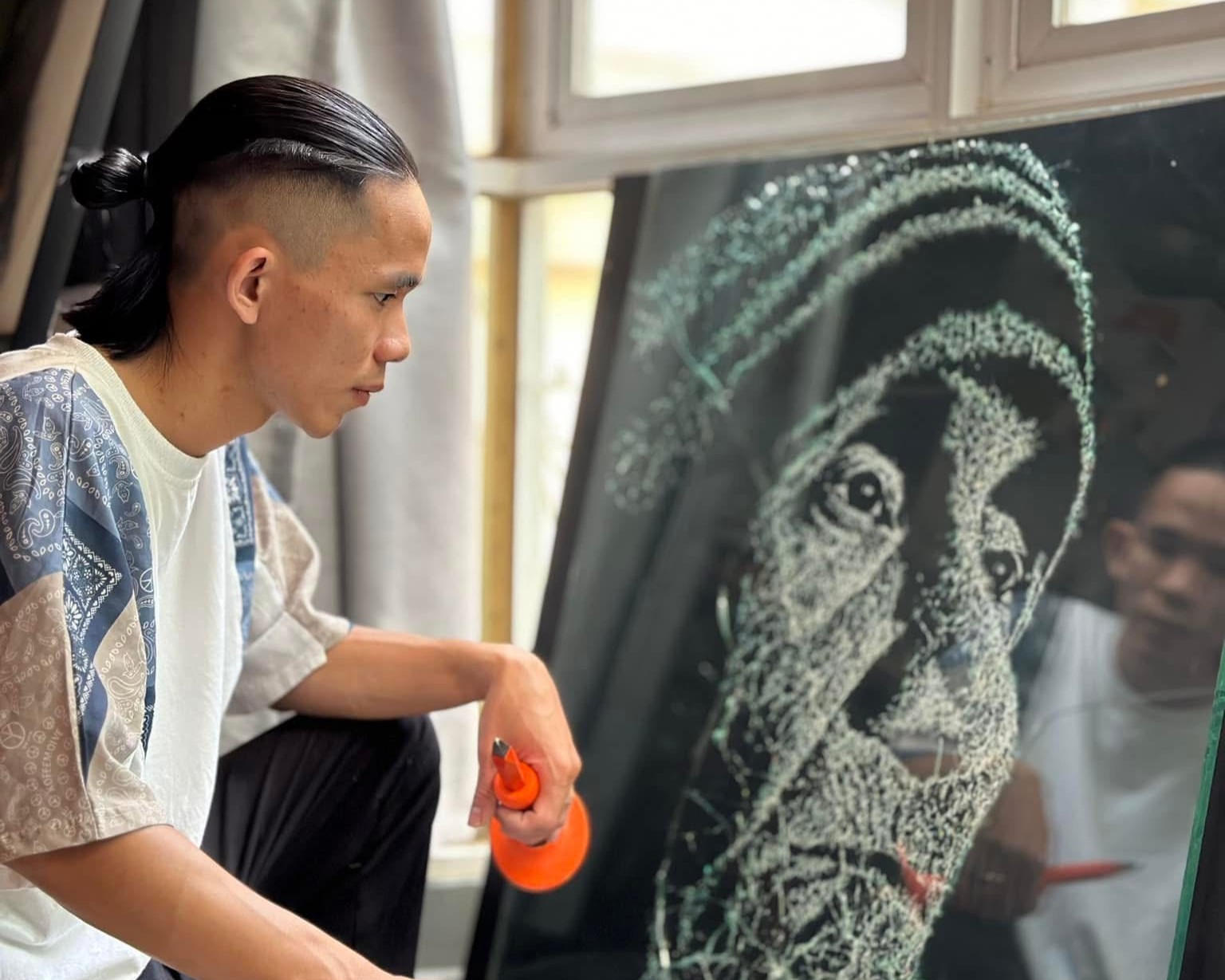 Người họa sĩ vẽ tranh bằng búa